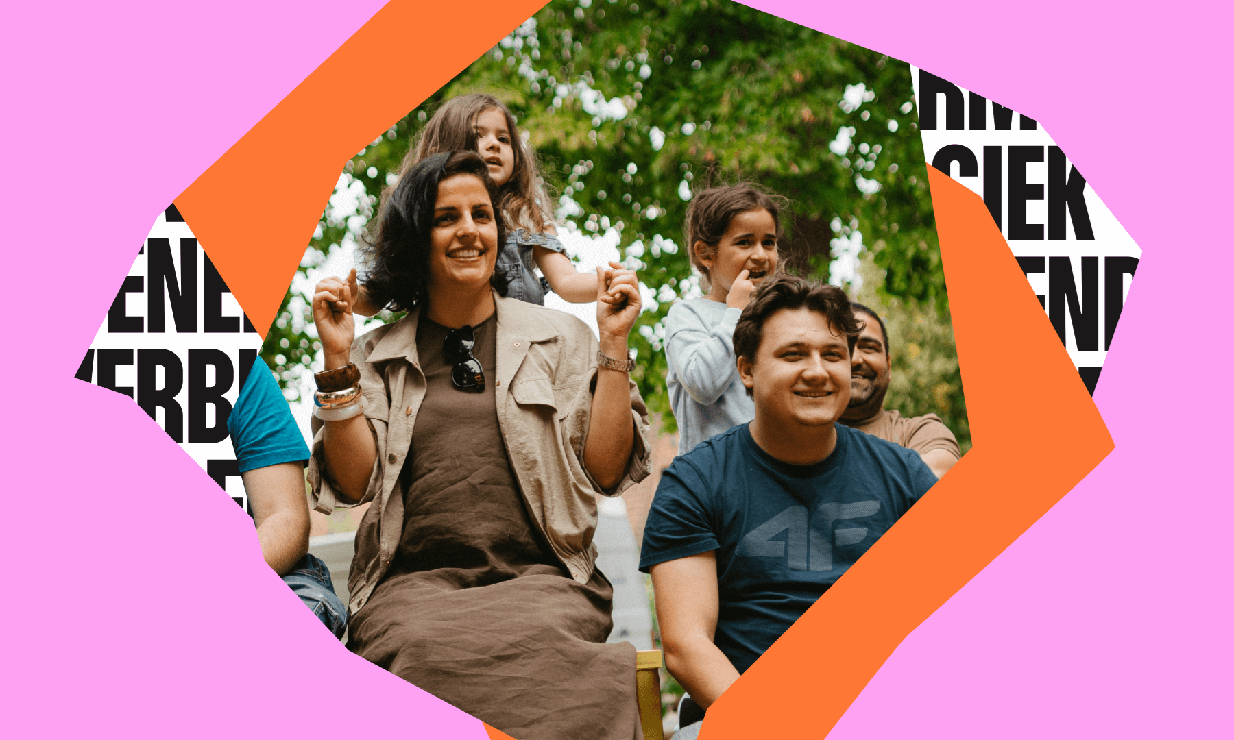 Straatbeeld van Genk bij zonsondergang